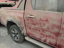 Những bức tranh phì cười trên ô tô bụi bẩn ở Việt Nam