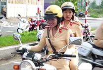 Ngắm nữ CSGT thể hiện khả năng lái mô tô dẫn đoàn ở Tp.HCM