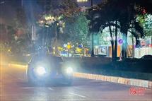 CSGT Hà Tĩnh ra quân xử phạt người lái bật đèn pha trong phố