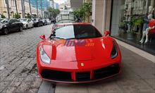 Thủ thành Đặng Văn Lâm khoe ngồi siêu xe Ferrari 488 GTB hơn 11 tỷ đồng của Tuấn Hưng