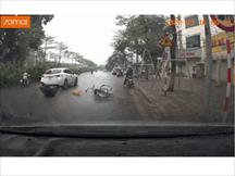 Tránh người phụ nữ đi xe máy ngược chiều, người đàn ông đạp xe bị ô tô Mazda CX-5 tông trúng tại Hà Nội