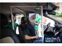 Chi tiết xe taxi công nghệ lắp vách ngăn bằng tấm nhựa giúp phòng ngừa dịch Covid-19