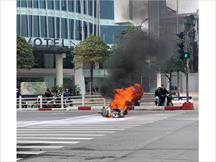 Xe máy bất ngờ cháy thành than giữa phố Hà Nội, khung xe trơ trọi gây ám ảnh