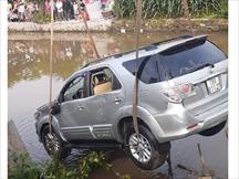 SUV 7 chỗ Toyota Fortuner rơi xuống sông, 2 người chết tại Nam Định