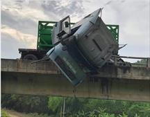 Đầu xe bồn nằm lơ lửng trên lan can cầu trong vụ tai nạn trên cao tốc Hà Nội - Lào Cai