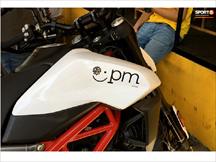 Công Phượng viết ký hiệu tên Viên Minh lên xe mô tô phân khối lớn