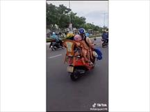 Tranh cãi trước hình ảnh người mẹ chở 3 con trên 1 chiếc xe máy theo cách khác 