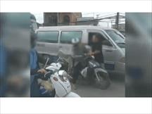 Pha đấm liên tục của tài xế ô tô vào mặt người đi xe máy sau va chạm giao thông