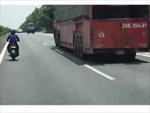 Liều mạng đi vào đường cao tốc Pháp Vân - Cầu Giẽ thanh niên Yamaha Exciter 150 khiến nhiều tài xế hoảng sợ