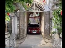 Nữ tài xế can đảm lái Vinfast Lux A2.0 qua cổng chùa hẹp chỉ vừa khít ô tô