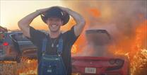 Chiếc Ferrari F8 Tributo giá 9,4 tỷ VNĐ của Cody Detwiler bốc cháy khi chạy trên cánh đồng ngô