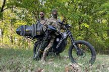 Các chiến binh Ukraine sử dụng xe đạp điện Delfast để chở vũ khí chống xe tăng trong trận chiến với Nga