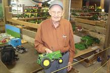 Cụ ông 92 tuổi đam mê chế tạo các mô hình máy nông nghiệp bằng gỗ