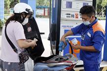 Giá xăng tại Việt Nam chính thức vượt mức 32.000 đồng một lít