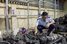 Thu giữ 10 tấn phụ tùng ô tô đã qua sử dụng không rõ nguồn gốc tại Hưng Yên